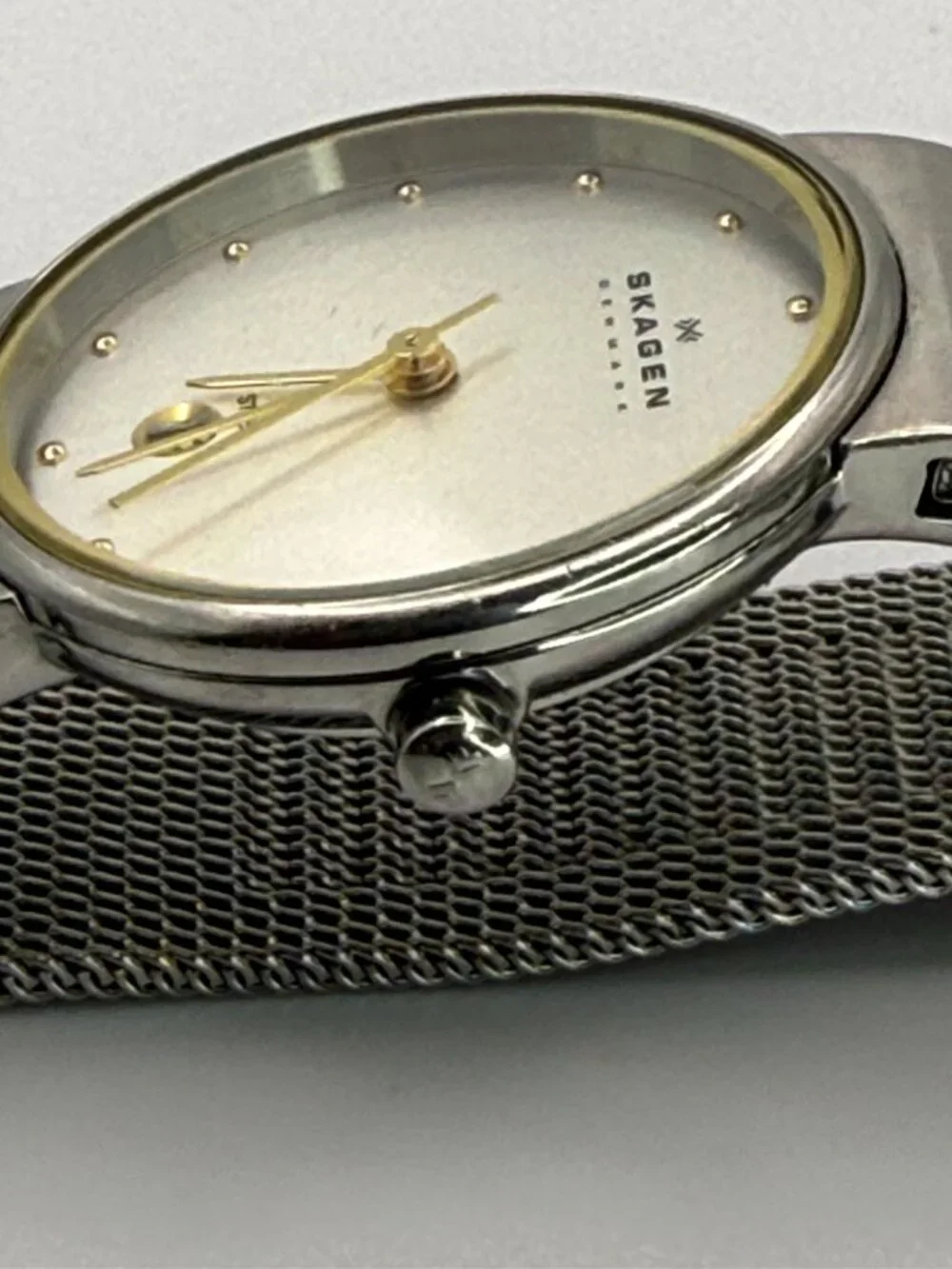 Skagen Denmark 355SGSC Women's Two Tone Quartz Watch Date Mesh Band Runs Great
